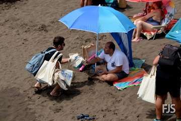 El Ayuntamiento impulsa una nueva campaña de concienciación medioambiental en las playas del municipio (Foto TA)